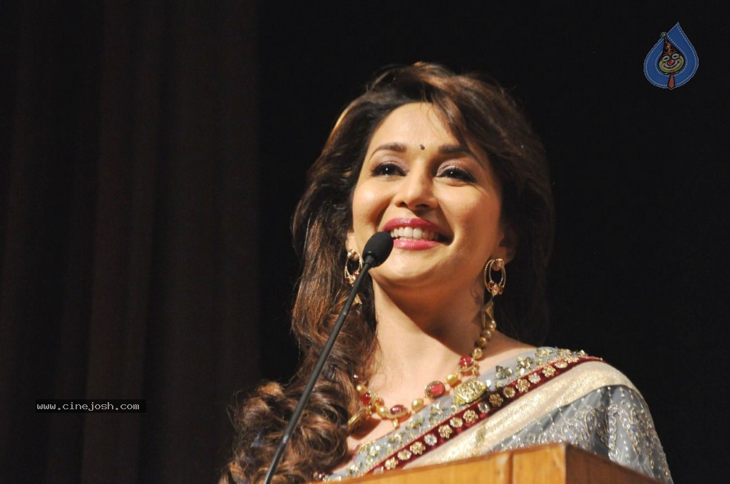 Master Dinanath Mangeshkar Awards 2012 - 25 / 37 photos