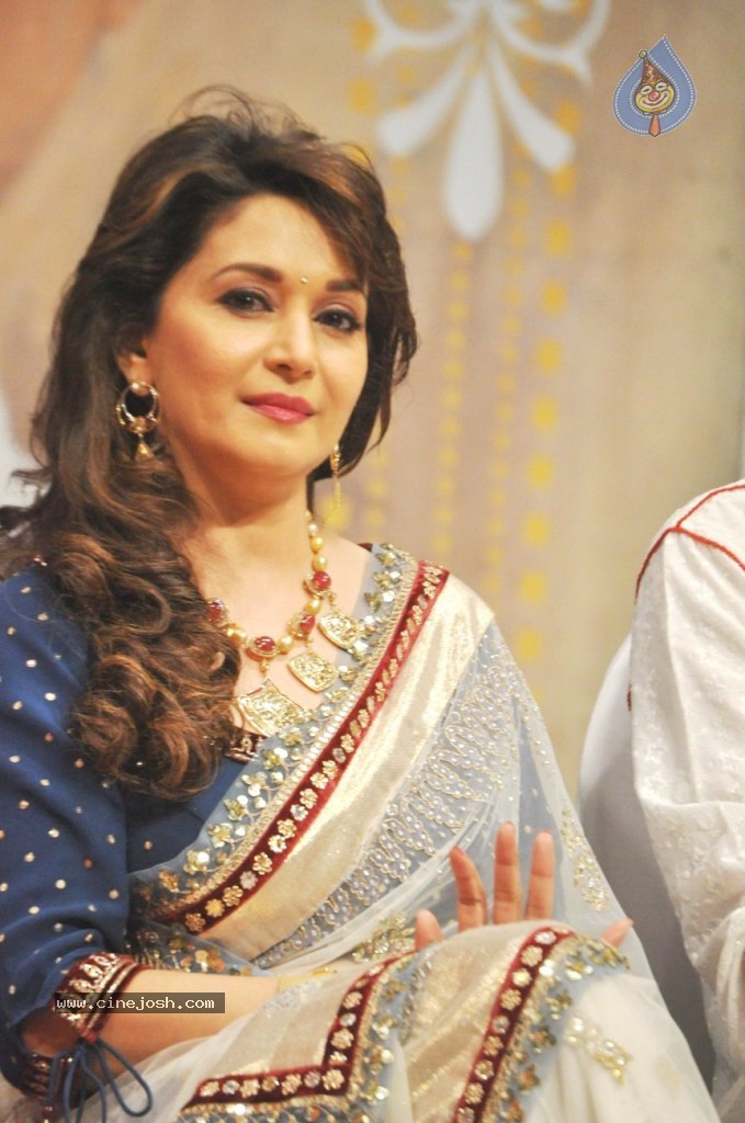 Master Dinanath Mangeshkar Awards 2012 - 27 / 37 photos
