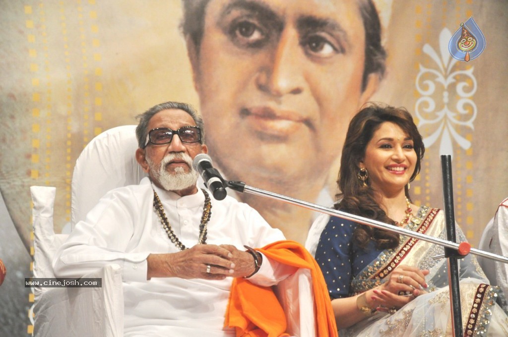 Master Dinanath Mangeshkar Awards 2012 - 35 / 37 photos