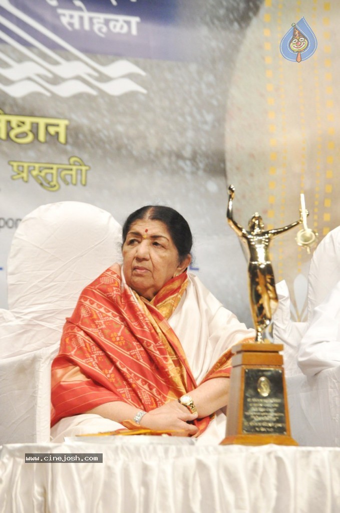 Master Dinanath Mangeshkar Awards 2012 - 36 / 37 photos
