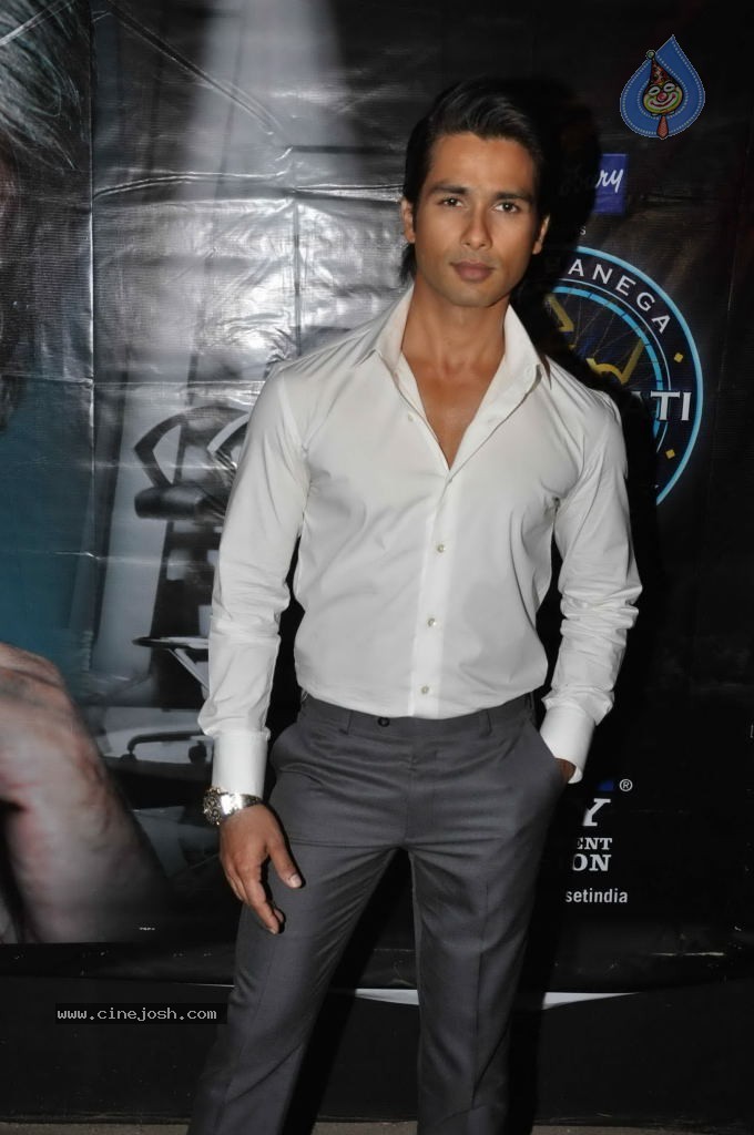 Mausam Star Cast at Kaun Banega Crorepati Sets - 11 / 19 photos