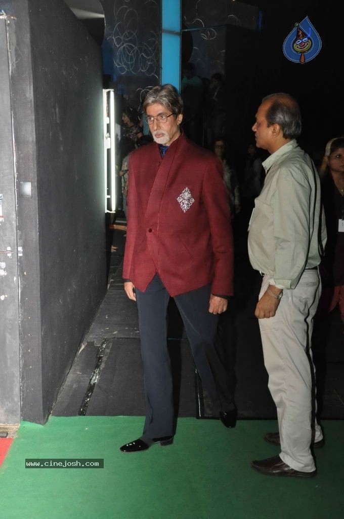 Mausam Star Cast at Kaun Banega Crorepati Sets - 18 / 19 photos