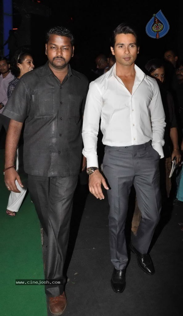 Mausam Star Cast at Kaun Banega Crorepati Sets - 19 / 19 photos