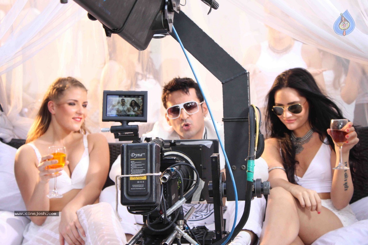 Meet Brothers at Ishq Ne Crazy Kiya Hai On Location - 30 / 44 photos
