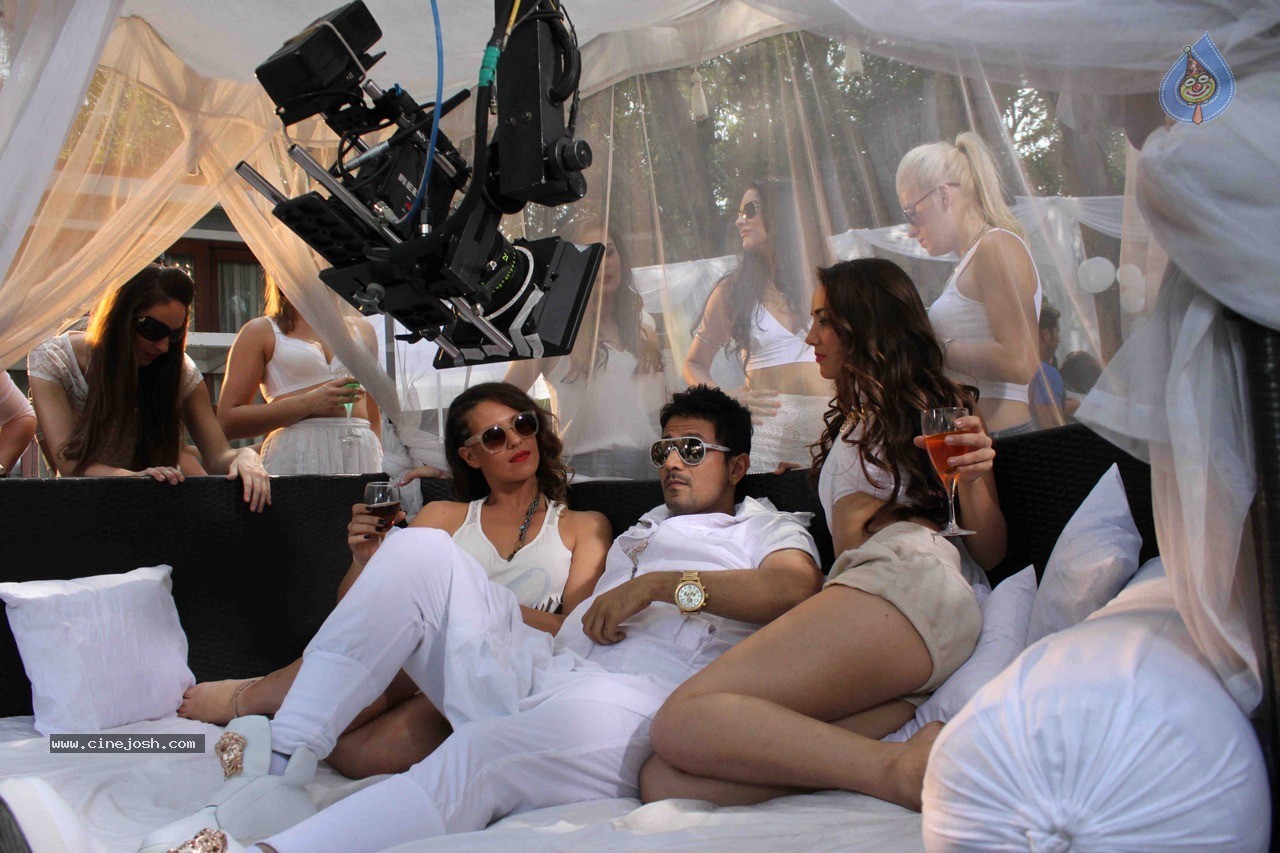 Meet Brothers at Ishq Ne Crazy Kiya Hai On Location - 32 / 44 photos