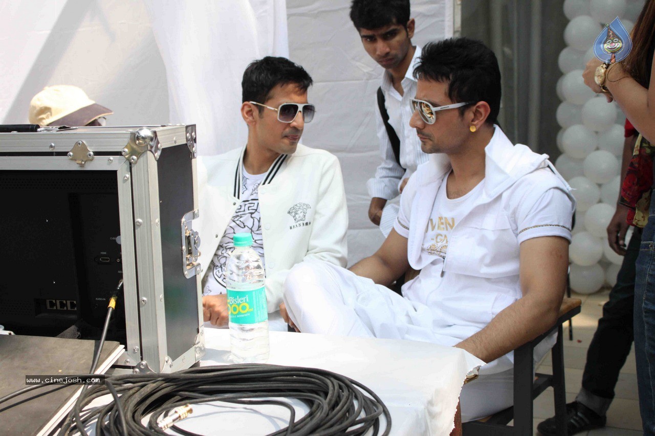 Meet Brothers at Ishq Ne Crazy Kiya Hai On Location - 33 / 44 photos