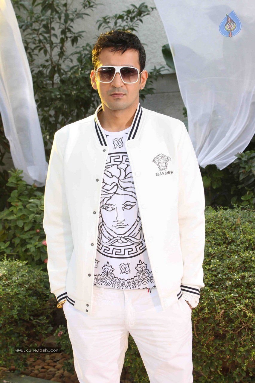 Meet Brothers at Ishq Ne Crazy Kiya Hai On Location - 36 / 44 photos