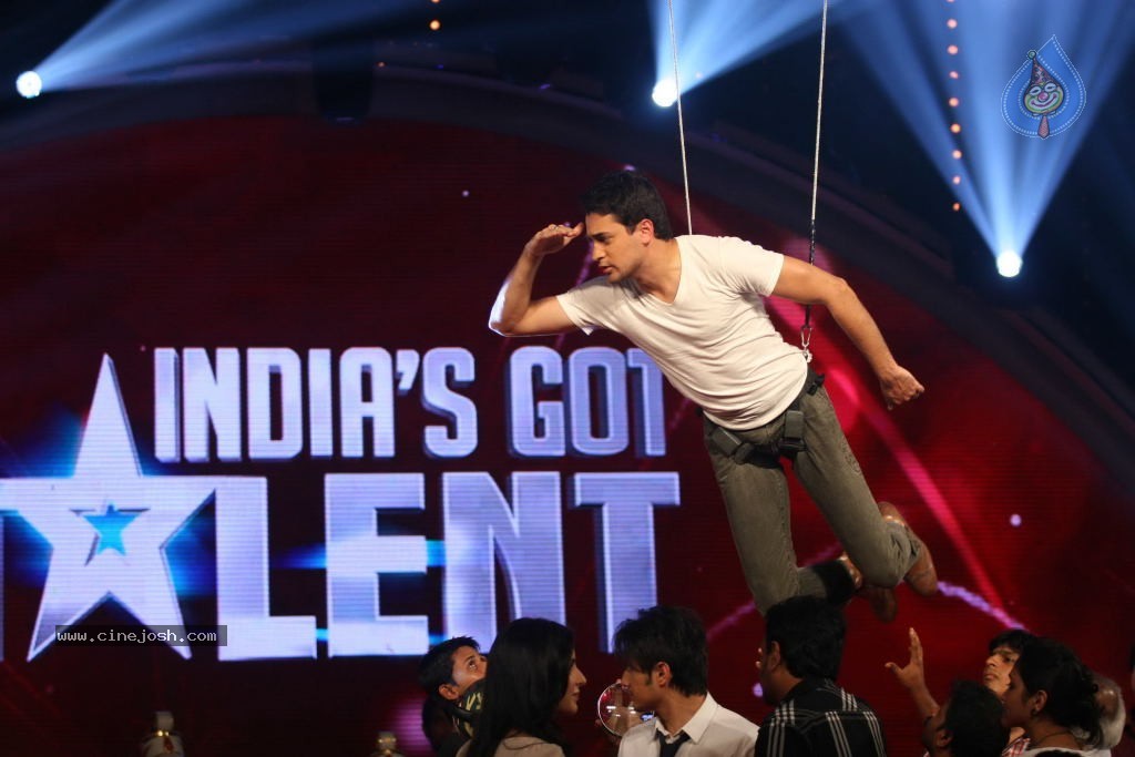 Mere Brother ki Dulhan Cast at INDIAs Got Talent Sets - 21 / 25 photos