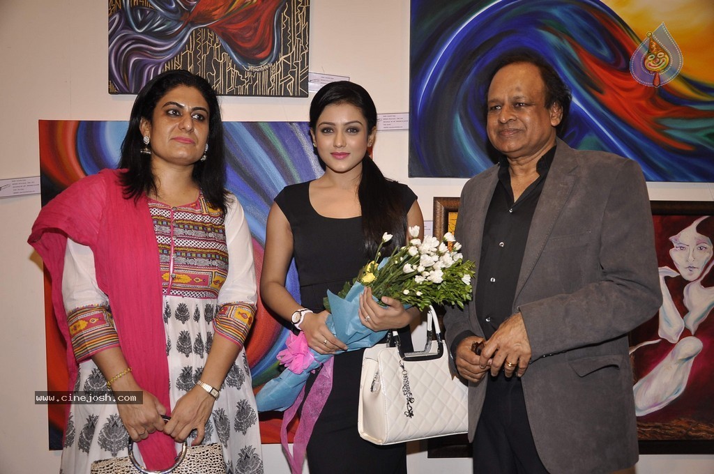 Mishti Chakraborty Visits Hues 2 Art Exhibition - 4 / 26 photos