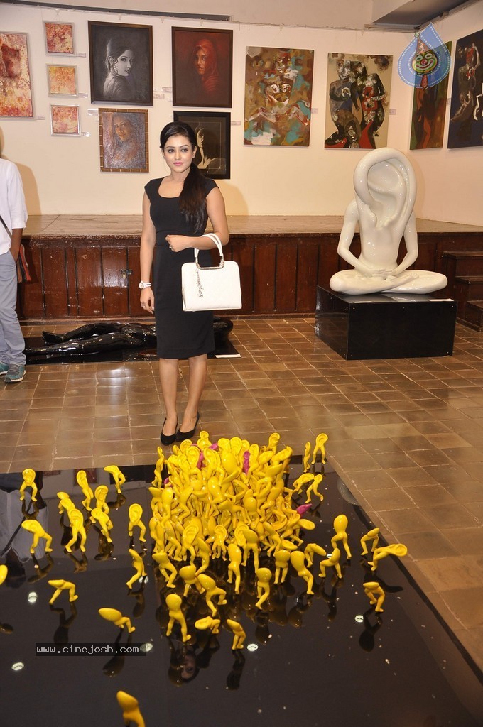 Mishti Chakraborty Visits Hues 2 Art Exhibition - 6 / 26 photos