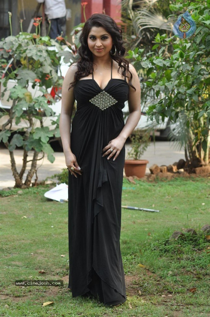 Misti Mukherjee Hot Stills - 31 / 58 photos
