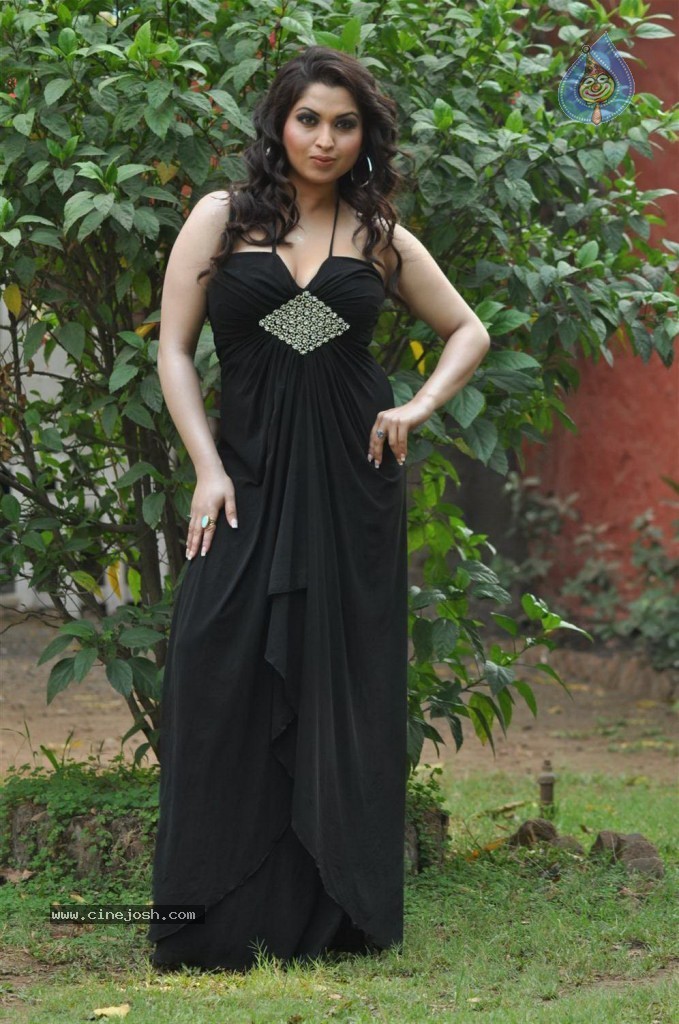 Misti Mukherjee Hot Stills - 33 / 58 photos