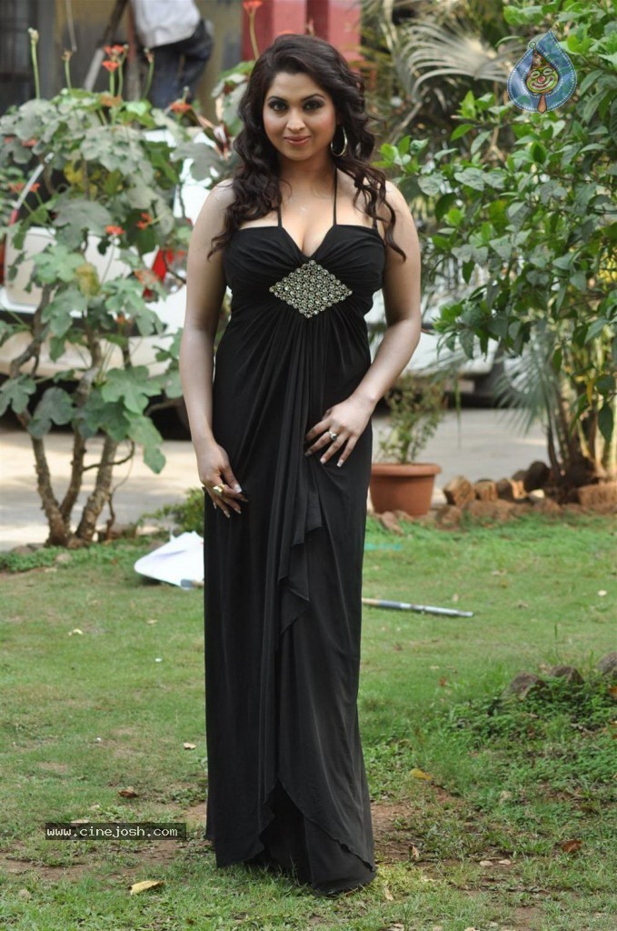 Misti Mukherjee Hot Stills - 43 / 58 photos