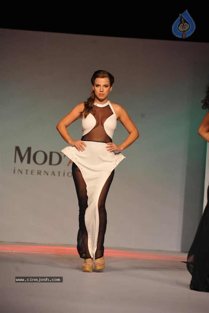 ModArt International Annual Graduating Fashion Show - 35 / 137 photos