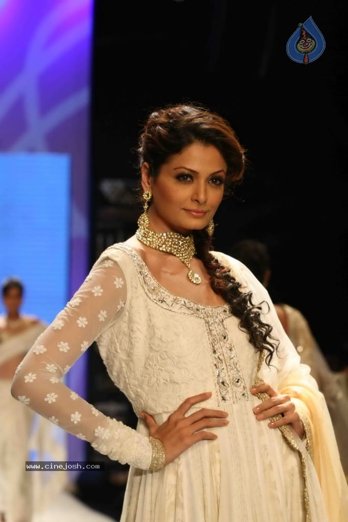 Models at IIJW 2011 Ramp Walk Show - 26 / 91 photos