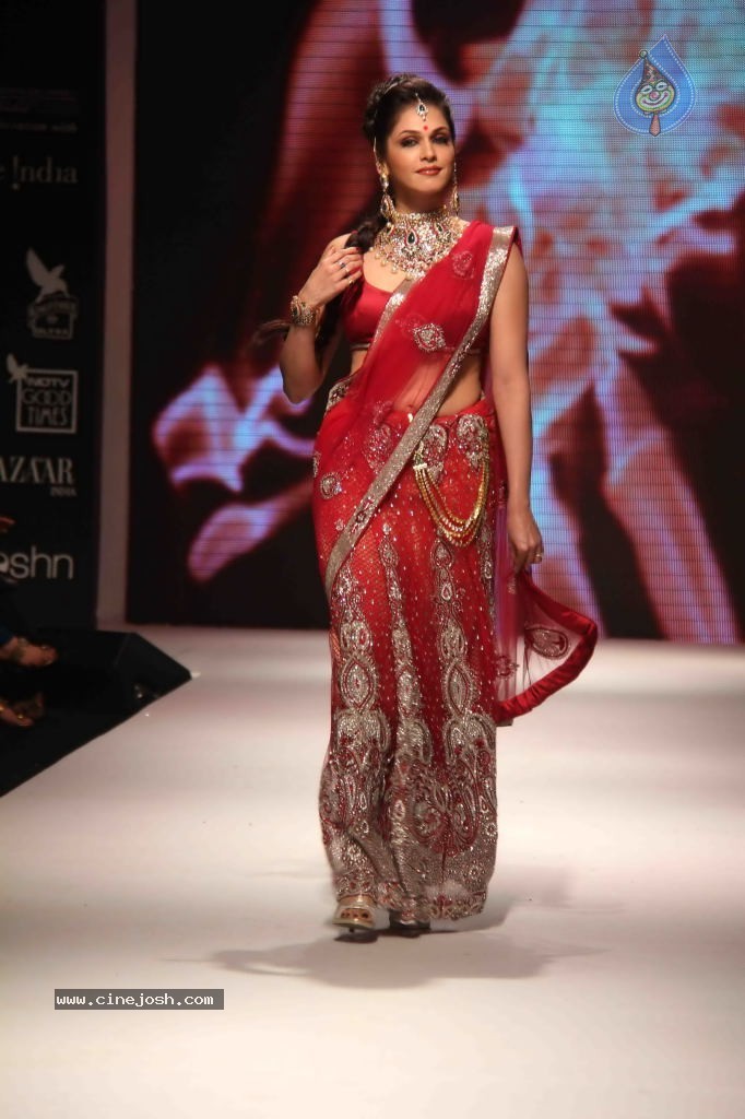 Models at IIJW 2011 Ramp Walk Show - 43 / 91 photos