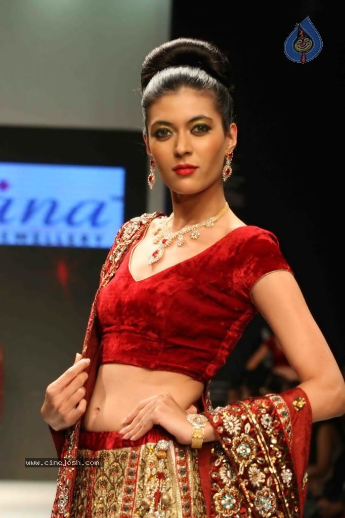 Models at IIJW 2011 Ramp Walk Show - 53 / 91 photos