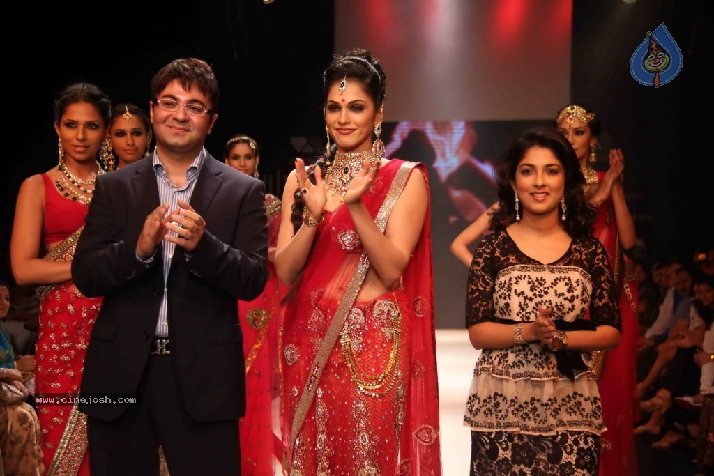 Models at IIJW 2011 Ramp Walk Show - 61 / 91 photos