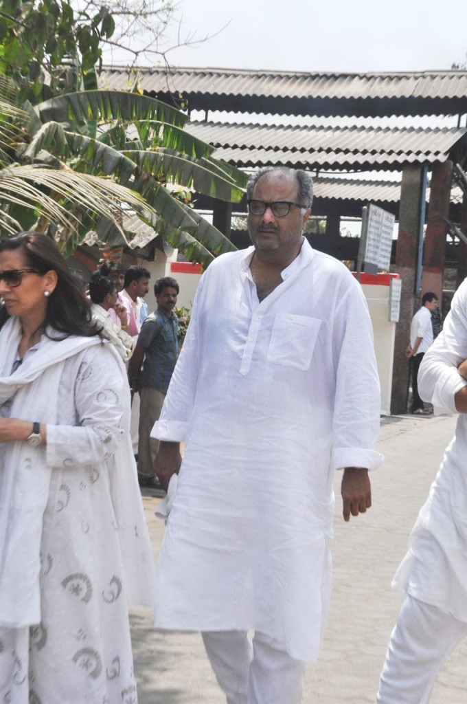 Mona Kapoor Funeral Ceremony - 16 / 68 photos
