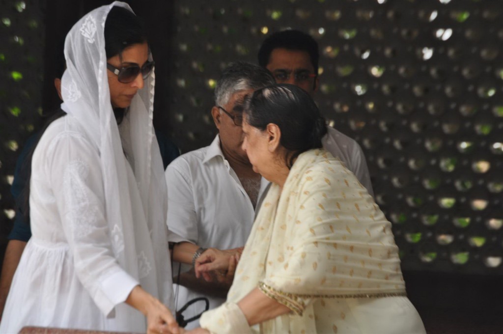 Mona Kapoor Funeral Ceremony - 25 / 68 photos