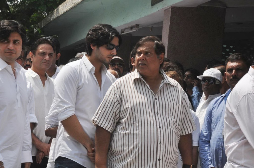 Mona Kapoor Funeral Ceremony - 28 / 68 photos
