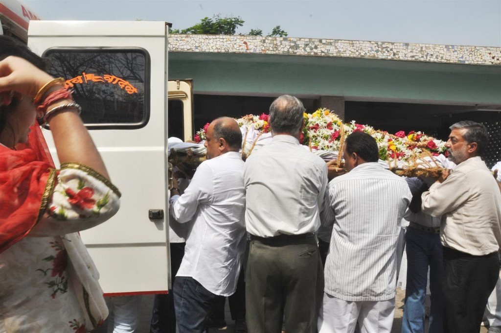 Mona Kapoor Funeral Ceremony - 32 / 68 photos