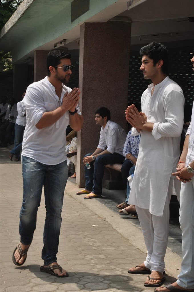 Mona Kapoor Funeral Ceremony - 34 / 68 photos