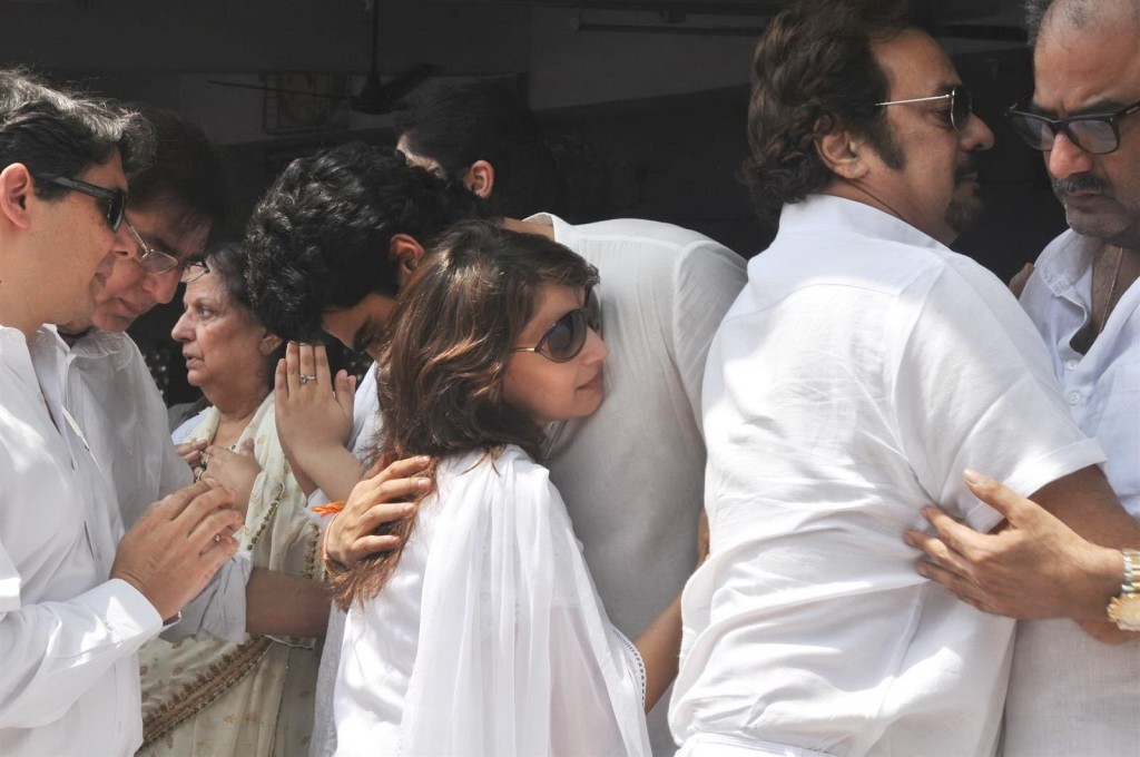 Mona Kapoor Funeral Ceremony - 35 / 68 photos