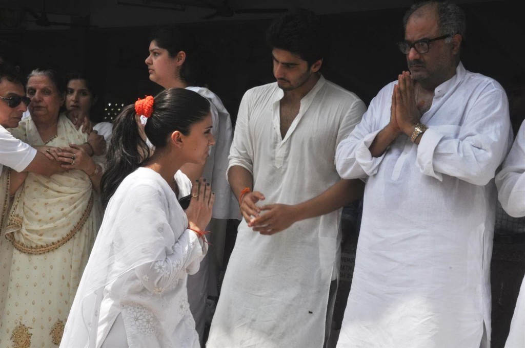 Mona Kapoor Funeral Ceremony - 36 / 68 photos