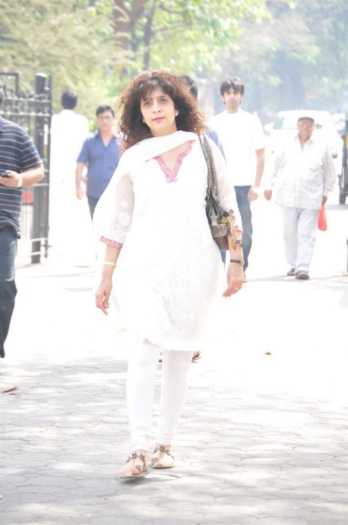 Mona Kapoor Funeral Ceremony - 41 / 68 photos