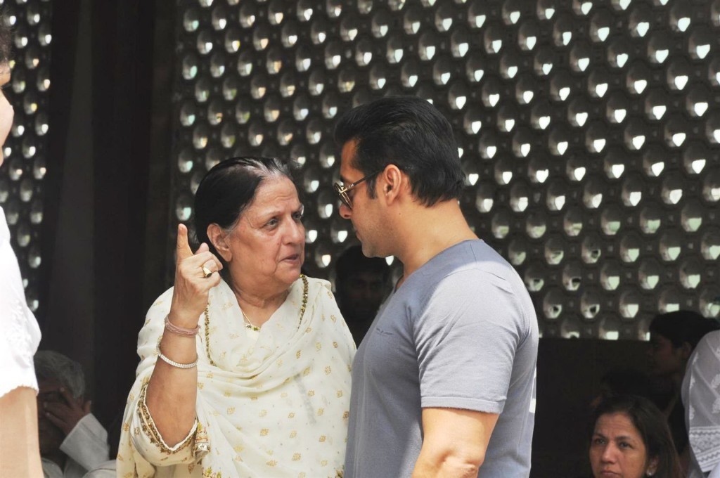 Mona Kapoor Funeral Ceremony - 49 / 68 photos
