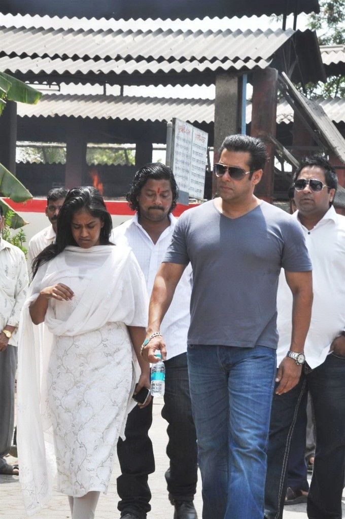Mona Kapoor Funeral Ceremony - 56 / 68 photos