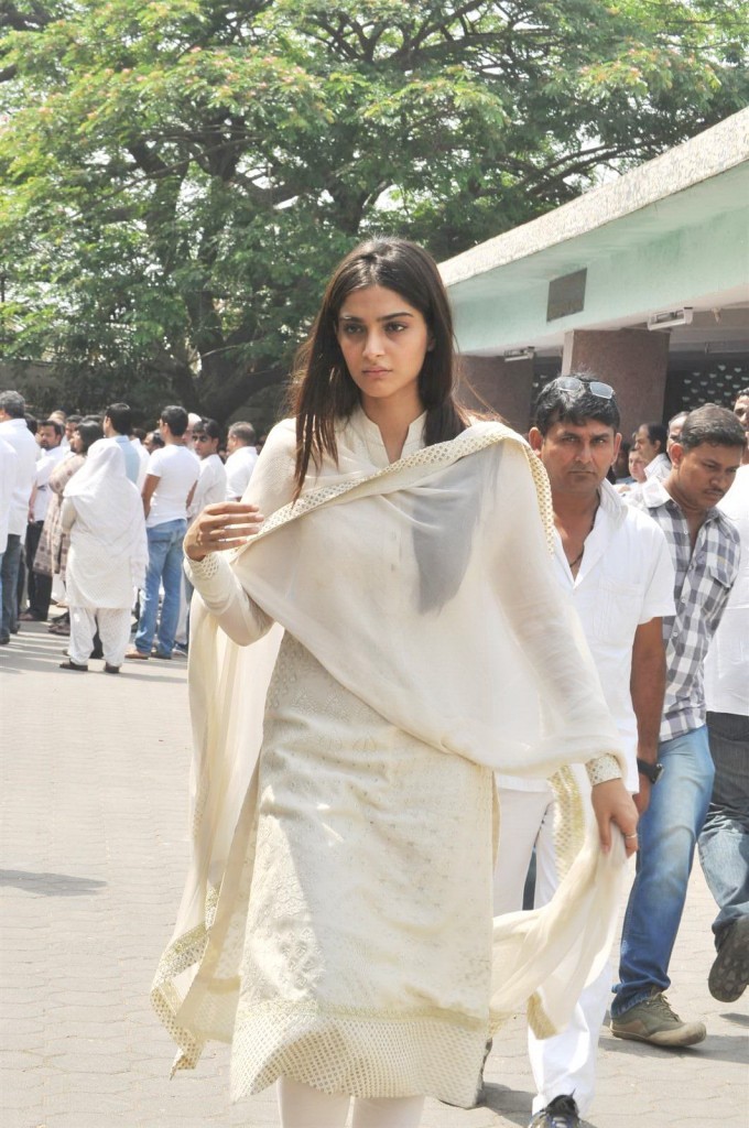 Mona Kapoor Funeral Ceremony - 64 / 68 photos
