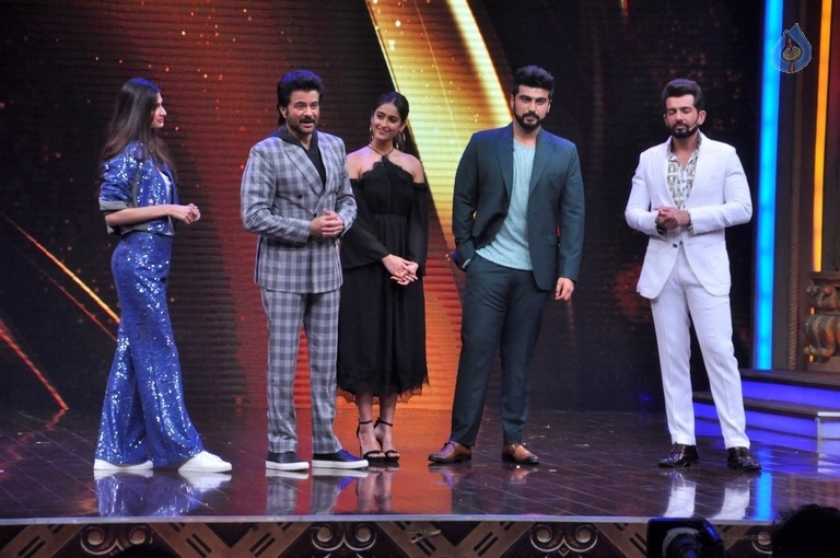 Mubarakan Team at Sabse Bada Kalakar Show - 23 / 27 photos