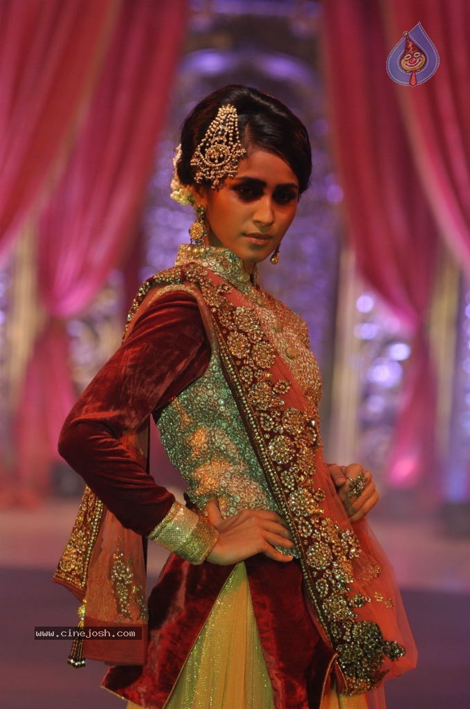 Mugdha Godse at Bridal Couture Show - 13 / 47 photos
