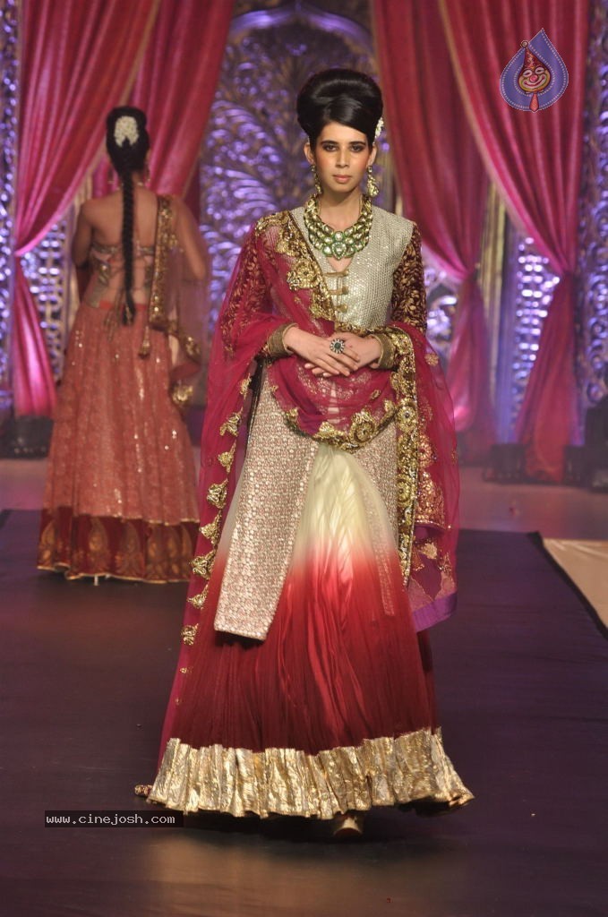 Mugdha Godse at Bridal Couture Show - 24 / 47 photos