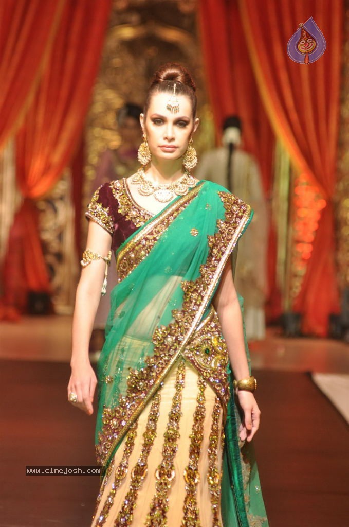 Mugdha Godse at Bridal Couture Show - 27 / 47 photos