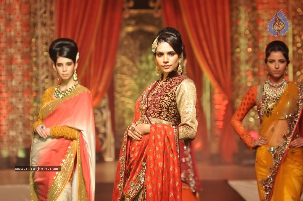 Mugdha Godse at Bridal Couture Show - 31 / 47 photos