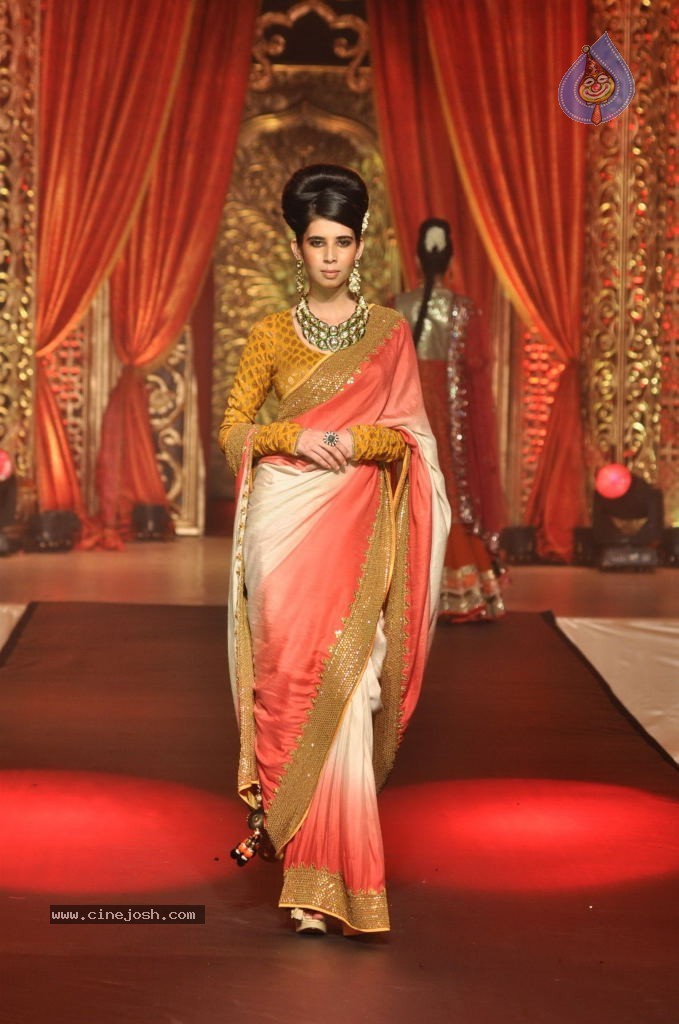 Mugdha Godse at Bridal Couture Show - 32 / 47 photos