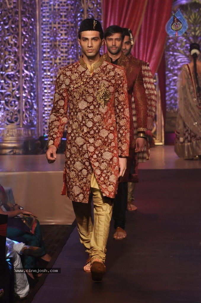 Mugdha Godse at Bridal Couture Show - 40 / 47 photos