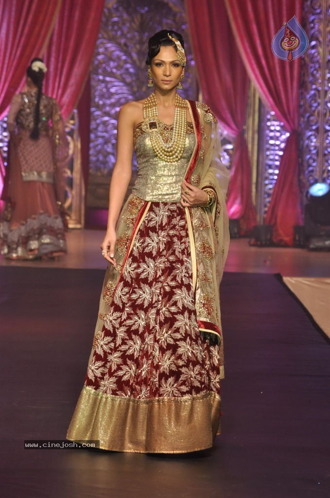Mugdha Godse at Bridal Couture Show - 41 / 47 photos