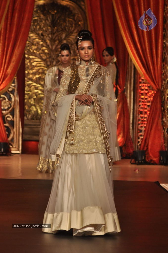 Mugdha Godse at Bridal Couture Show - 43 / 47 photos