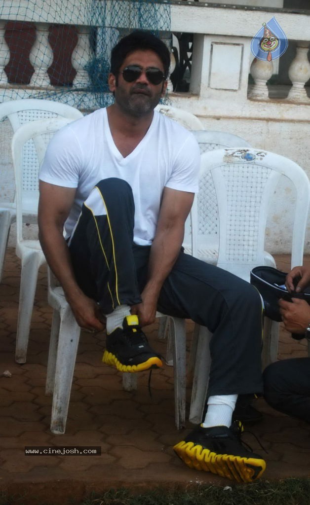 Mumbai Heroes vs Boxyboyz Match for CCL - 6 / 111 photos