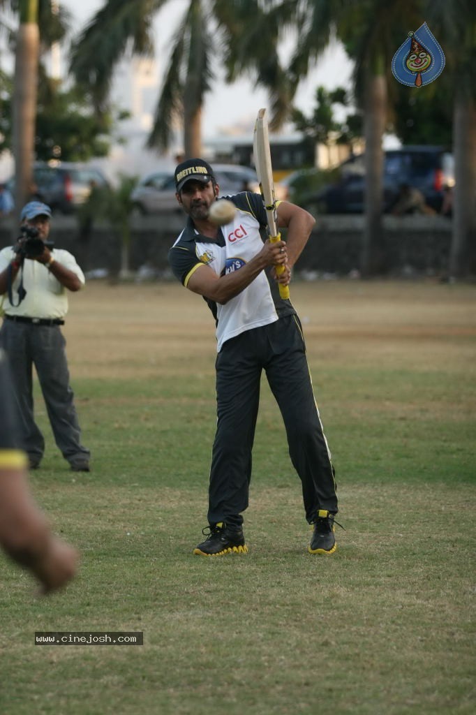 Mumbai Heroes vs Boxyboyz Match for CCL - 7 / 111 photos