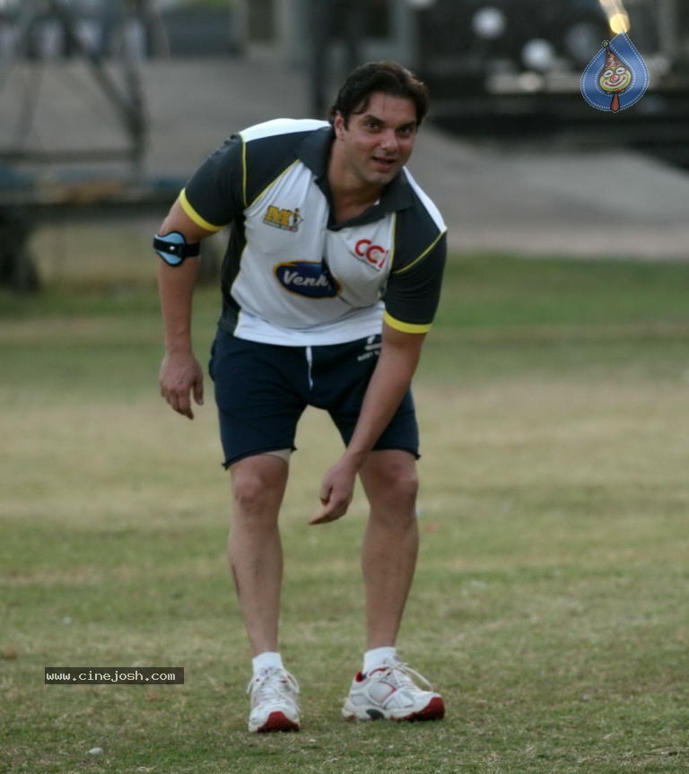 Mumbai Heroes vs Boxyboyz Match for CCL - 9 / 111 photos