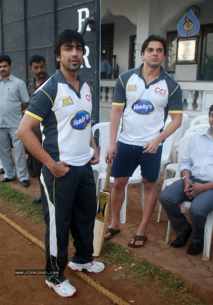 Mumbai Heroes vs Boxyboyz Match for CCL - 13 / 111 photos