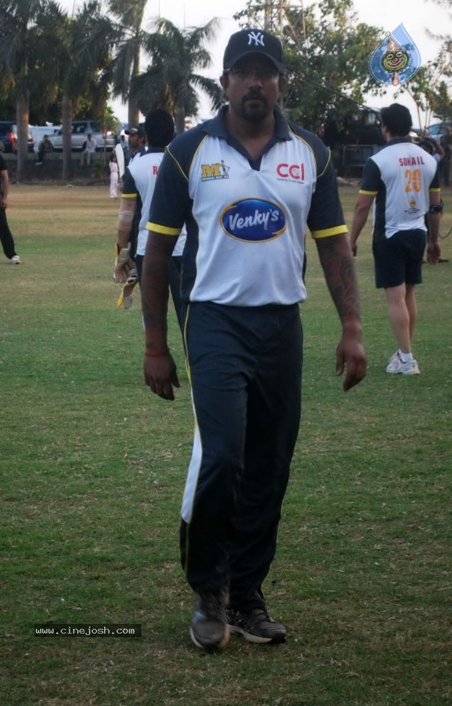 Mumbai Heroes vs Boxyboyz Match for CCL - 15 / 111 photos