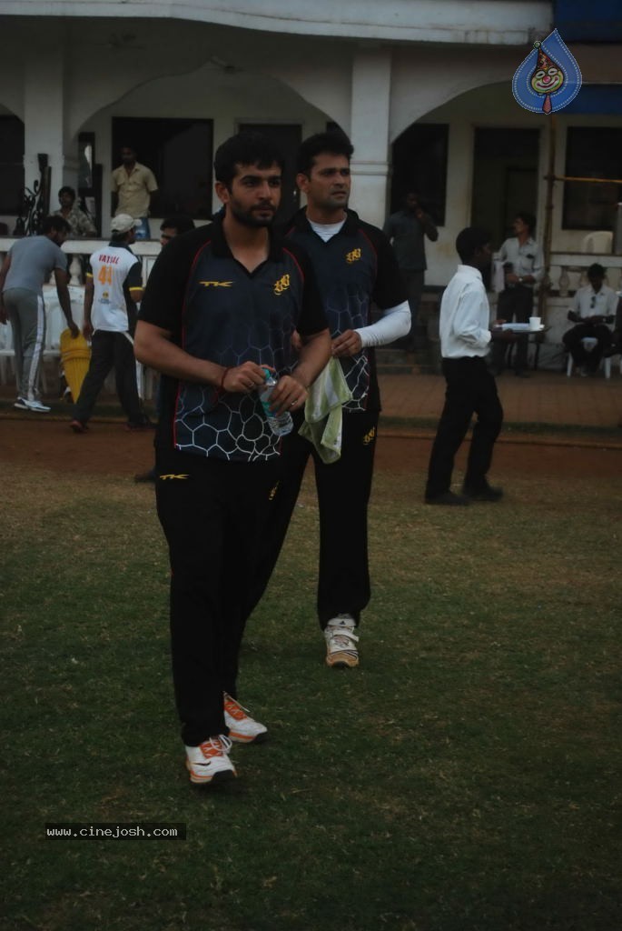 Mumbai Heroes vs Boxyboyz Match for CCL - 16 / 111 photos
