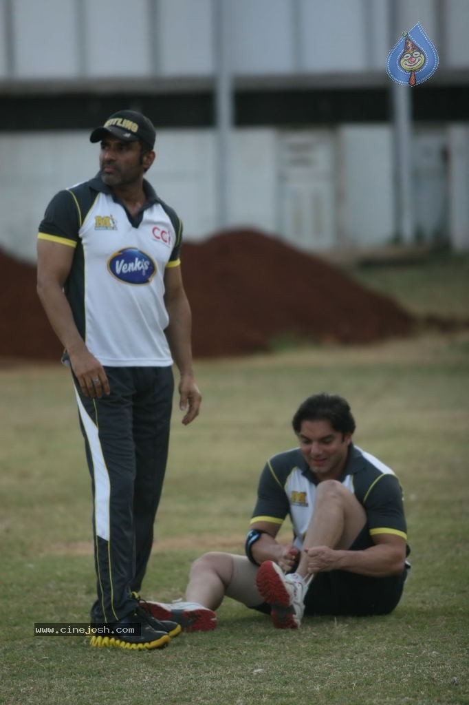 Mumbai Heroes vs Boxyboyz Match for CCL - 21 / 111 photos