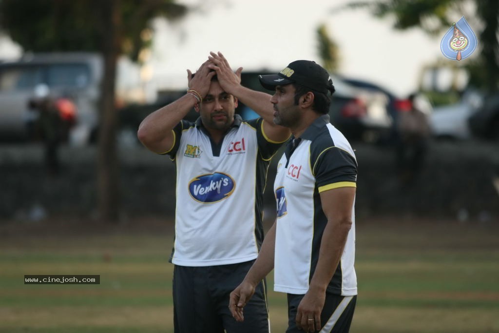 Mumbai Heroes vs Boxyboyz Match for CCL - 22 / 111 photos